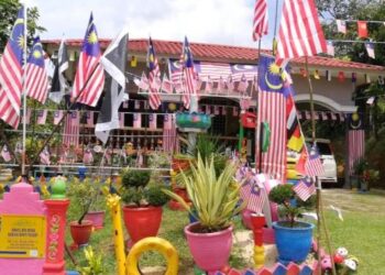 SALAH sebuah rumah penduduk yang dihiasi Jalur Gemilang sempena sambutan Hari Kebangsaan Ke-65 di Felda Kerteh 6, Dungun, Terengganu, hari ini. - FOTO/NIK NUR IZZATUL HAZWANI NIK ADNAN