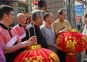 TEO Nie Ching (kanan) beramah mesra dengan penduduk pada sesi Walkabout Edaran Tanglung sempena Tahun Baharu Cina di Kampung Cina, Kuala Terengganu, hari ini. - FOTO/PUQTRA HAIRRY ROSLI
