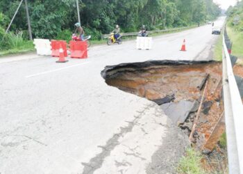KEADAAN Jalan Jerangau-Jabor berhampiran persimpangan Bukit Besi, Dungun, Terengganu yang runtuh sejak Rabu lalu. - UTUSAN/NIK NUR IZZATUL HAZWANI NIK ADNAN