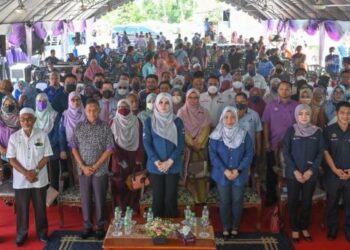 RINA Mohd. Harun (tengah) bersama sebahagian daripada tetamu yang hadir pada Majlis Perasmian Sambutan Hari Bapa Peringkat Kebangsaan 2022 di KNS Dungun, Terengganu, hari ini. - FOTO/PUQTRA HAIRRY ROSLI 