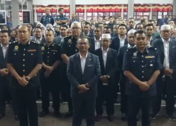 LUKEMA Meri Salleh@Abdul Salleh (tengah) bersama kakitangan MDHT yang hadir pada Pelancaran Sambutan Ulang Tahun Ke-41 MDHT dan Sesi Ikrar Bebas Rasuah MDHT di Kuala Berang, Hulu Terengganu, hari ini.