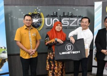 AZLI Abdul Aziz (dua dari kanan) menyampaikan sumbangan komputer riba kepada salah seorang pelajar sambil diperhatikan Dr. Fadzli Adam (kiri) di UniSZA, Kuala Terengganu, hari ini.