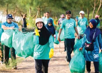 SEBAHAGIAN daripada sukarelawan GPI yang menyertai program pembersihan pantai di Pantai Santuari Penyu Ma’daerah, Kerteh, Kemaman, Terengganu.
