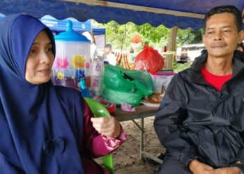 HASLINA Yusoff bersama suaminya, Shahrulzaman Saparuddin berada dalam kesedihan selepas Mohamad Aiman Asyraf Shahrulzaman dikhuatiri lemas di alur sungai Kuala Kemaman, berhampiran Pantai Marina, Kemaman, hari ini. - FOTO/NIK NUR IZZATUL HAZWANI NIK ADNAN