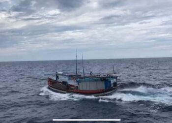 BOT nelayan Vietnam yang ditahan di kedudukan 67 batu nautika dari perairan Kuala Terengganu, semalam.