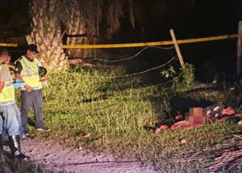 KEADAAN mayat seorang lelaki ditemukan mati dengan kesan kelar di leher dan berlumuran darah di ladang kelapa sawit, Felda Kerteh 6, Dungun, semalam. - FOTO/NIK NUR IZZATUL HAZWANI NIK ADNAN