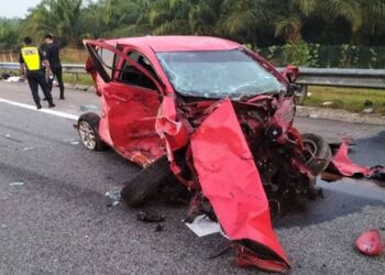 KEADAAN Perodua Axia yang terlibat dalam kemalangan di Kilometer 301.9, LPT2 berhampiran susur keluar Plaza Tol Kijal, Kemaman, hari ini. - FOTO/NIK NUR IZZATUL HAZWANI NIK ADNAN