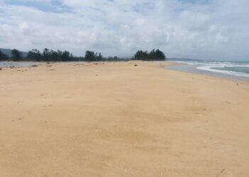 KEADAAN muara Sungai Kijai, Kemaman yang tertimbus akibat mendapan pasir di Kampung Che Wan, Kijai, Kemaman. – FOTO/NIK NUR IZZATUL HAZWANI NIK ADNAN