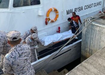 ANGGOTA Maritim Malaysia mengusung mayat salah seorang nelayan yang ditemukan lemas di perairan Pulau Redang, Kuala Terengganu, semalam. - FOTO/PUQTRA HAIRRY ROSLI