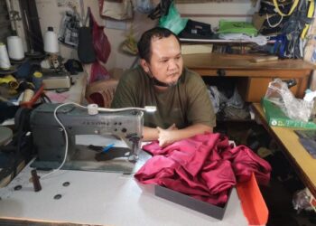 MOHD. Alamin Jais yang cacat kedua tangan termenung menanti pelanggan di kedainya di tingkat atas Hentian Bas MBKT, Kuala Terengganu, semalam.