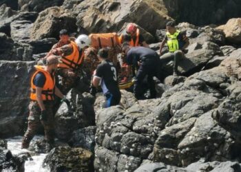 PASUKAN penyelamat mengusung Sabri Ali yang terjatuh dari ketinggian enam meter ketika mendaki Bukit Pejajat, Telaga Simpul di Kemaman, Terengganu, hari ini.