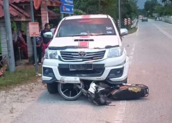 KEADAAN motosikal yang ditunggangi mangsa selepas dirempuh sebuah pacuan empat roda di Kilometer 1, Jalan Tok Kah-Jerangau, berhampiran Kampung Alur Mak Bah, Dungun, Terengganu, semalam.