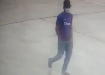 TANGKAP layar rakaman CCTV yang memaparkan seorang lelaki melarikan beg dari dalam sebuah lori aiskrim di sebuah stesen minyak di Kuala Abang di Dungun, semalam.