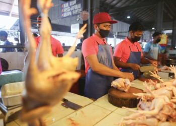 KALANGAN peniaga ayam di Pasar Chabang Tiga kekal menjual pada harga RM10 sekilogram walaupun dikenakan kompaun serta-merta RM500 baru-baru ini. – FOTO/PUQTRA HAIRRY ROSLI