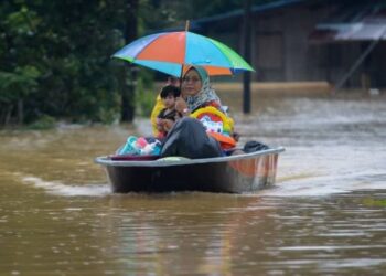 SUASANA banjir yang berlaku di Kampung Belimbing, Jongok Batu, Dungun, Terengganu, tahun lalu. - FOTO/PUQTRA HAIRRY ROSLI