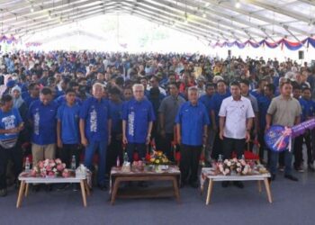 ISMAIL Sabri Yaakob (tengah) bergambar bersama warga Ketengah yang hadir pada Program Ramah Mesra Perdana Menteri Bersama Warga Ketengah di Bandar Seri Bandi, Kemaman, hari ini. - FOTO/PUQTRA HAIRRY ROSLI