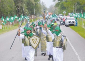 PERARAKAN sekumpulan pemuda bersama replika senjata sempena program Himpit 2023 di Setiu, Terengganu pada pertengahan bulan lalu. - MEDIA SOSIAL