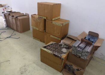 ANTARA kotak rokok seludup yang dirampas Jabatan Siasatan Jenayah, Ibu Pejabat Polis Kontinjen Terengganu di dua premis berasingan di Kuala Nerus, semalam.