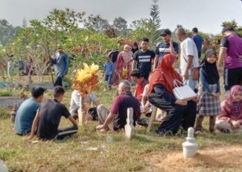 SEBAHAGIAN penduduk berkumpul meraikan sambutan raya enam di tanah perkuburan di Kampung Durian Kassim, Hulu Terengganu, semalam. - FOTO/NOOR HAYATI MAMAT