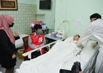 TUNKU Puteri Intan Safinaz Sultan Abdul Halim Mu’adzam Shah (tengah) menziarahi Muhammad Haris Mohd. Hisham yang lumpuh seluruh badan di Kampung Kijing, Marang, hari ini. - FOTO/PUQTRA HAIRRY ROSLI