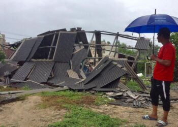 MAHADI Jusoh melihat keadaan rumahnya selepas  runtuh dalam kejadian kepala angin di Kampung Tengah Mengabang Telipot, Setiu, Terengganu, semalam.