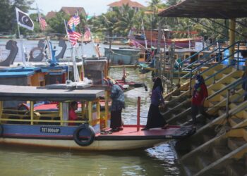 RAZALI Abd. Ghani membawa penumpang dari jeti Seberang Takir ke Pasar Besar Kedai Payang, Kuala Terengganu, Terengganu, baru-baru ini. - UTUSAN/PUQTRA HAIRRY ROSLI