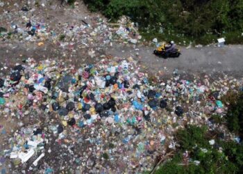 KEADAAN sampah yang tidak diangkut oleh MBKT di Mengabang Lekor, Batu Rakit, Kuala Nerus, Terengganu, baru-baru ini. – FOTO/PUQTRA HAIRRY ROSLI