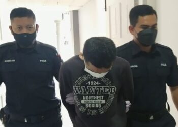 WAN Azuan W. Ismail (tengah) yang mengugut mahu menyebar gambar bogel bekas teman wanitanya dibawa di Mahkamah Majistret Kuala Terengganu,  Terengganu, hari ini. - FOTO/TENGKU DANISH BAHRI TENGKU YUSOFF