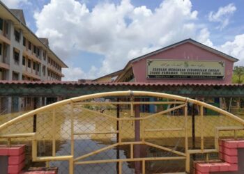 WALAUPUN banjir, tetapi peperiksaan SPM tetap akan dijalankan di Sekolah Menengah Kebangsaan (SMK) Chukai di Kemaman, Terengganu. - FOTO/NIK NUR IZZATUL HAZWANI NIK ADNAN