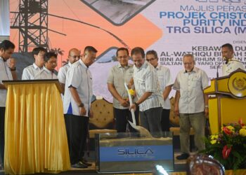 SULTAN Mizan Zainal Abidin berkenan melakukan gimik perasmian pecah tanah projek industri pengeluaran silika kristobalit dan ultra tulen TSM di Merchang, dekat sini, semalam. - UTUSAN/PUQTRA HAIRRY ROSLI