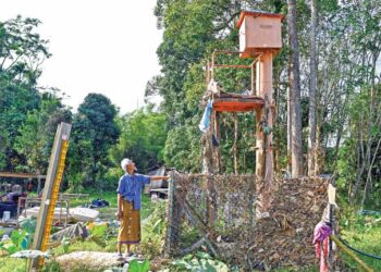 ABDUL Rahim Che Mat melihat sistem amaran awal bencana yang dipasang di Kampung La, Hulu Besut, Terengganu. - UTUSAN/PUQTRA HAIRRY