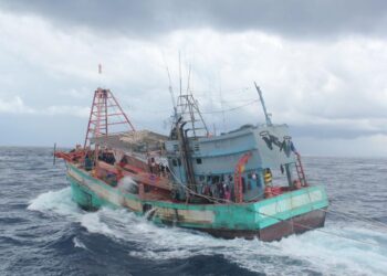 BOT nelayan Vietnam yang ditahan di kedudukan 100 batu nautika Timur Laut dari Kuala Terengganu, kelmarin.