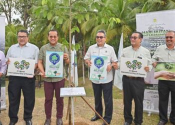 AHMAD Samsuri Mokhtar (tiga, kiri) bergambar selepas majlis perasmian Sambutan Hari Hutan Antarabangsa 2023 peringkat negeri di Kuala Terengganu, hari ini. - FOTO/PUQTRA HAIRRY ROSLI