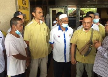 MOHD. Khairuddin Aman Razali (kanan) bertemu pemandu teksi dan kereta sewa di Lapangan Terbang Sultan Mahmud, Kuala Nerus, Terengganu, semalam. – FOTO/TENGKU DANISH BAHRI TENGKU YUSOFF