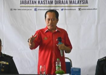AHMAD Maslan berucap ketika mengadakan lawatan kerja di Pejabat Kastam Kemaman, Kemaman, Terengganu.