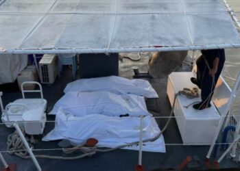 MAYAT tiga nelayan yang ditemukan lemas di perairan Pulau Redang dibawa ke Jeti Maritim, Kuala Terengganu, hari ini. - FOTO/PUQTRA HAIRRY ROSLI