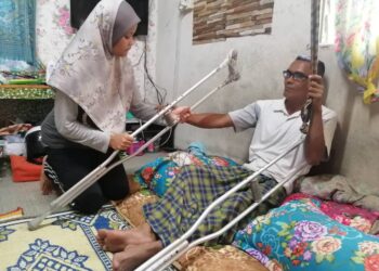 MOHD. Asri Yacob retak tulang belakang akibat jatuh dari pokok gemia ketika ditemui di rumahnya di Kampung Tapah, Hulu Terengganu, baru-baru ini. - NOOR HAYATI MAMAT