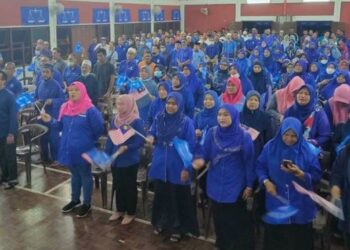 SEBAHAGIAN daripada ahli UMNO yang hadir pada majlis perasmian Persidangan Agung Berkelompok Cawangan, Wanita, Pemuda dan Puteri serta Pelancaran Jentera Pilihan Raya BN PRU15 DUN Alur Limbat di Serada, Marang, semalam.