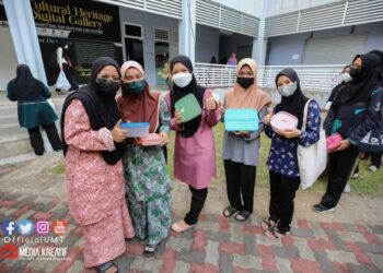 PARA pelajar UMT membawa bekas makanan masing-masing bagi mendapatkan juadah berbuka percuma yang disediakan pihak universiti.