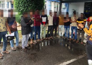 SEBAHAGIAN daripada warganegara asing yang ditahan dalam Op Saman Warganegara Asing di Dungun, Terengganu, semalam. - FOTO/NIK NUR IZZATUL HAZWANI NIK ADNAN