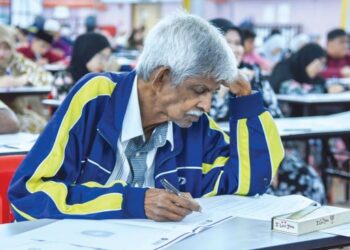 M. KRISHNAN sedang menduduki peperiksaan akhir semester di kampus UniSZA, Gong Badak, Kuala Nerus, Terengganu. – FOTO/KAMALIZA KAMARUDDIN