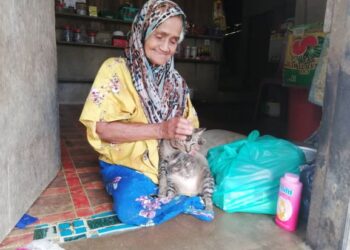 ENDUT Abu Bakar menyambut Hari Raya Aidilfitri secara bersendirian sejak lebih 10 tahun lalu dengan ditemani kucingnya di Kampung Pelandan, Hulu Terengganu. -UTUSAN/NOOR HAYATI MAMAT