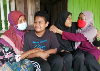 TUN Nur Rania Adawiah Tun Rahim dan Tun Muhammad Raihan Darwisyah bersama ibu-ibu saudara mereka di Kampung Machang, Hulu Terengganu. – FOTO/NOOR HAYATI MAMAT