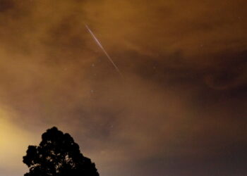 Hujan meteor Perseids yang berjaya dirakam awal pagi semalam di Kampung Lubuk Batu Marang, Terengganu, semalam. -UTUSAN/PUQTRA HAIRRY
