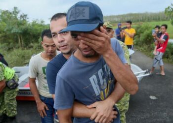 MOHD. Sobrey Ramli tidak dapat menahan kesedihan selepas mayat Muhammad Sufi Eijas ditemukan selepas terjatuh ke dalam tali air Kampung Kebor Besar, Manir, Terengganu. - UTUSAN/PUQTRA HAIRRY
