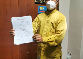 PENUNTUT menunjukkan dokumen tuntutan semula wang pakej perkahwinan daripada sebuah syarikat katerer selepas majlis perkahwinan anaknya terpaksa dibatalkan ekoran PKP pada Mac lalu.