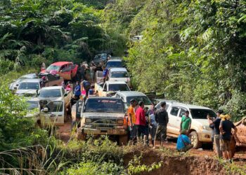 SEBAHAGIAN kenderaan yang terkandas di Kampung Kajang, Pos Gob, Gua Musang, Kelantan. - UTUSAN/AIMUNI TUAN LAH