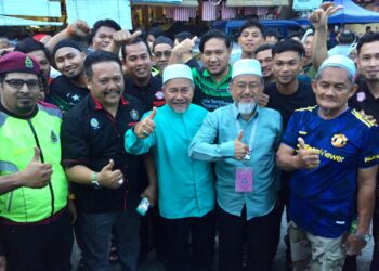 TUAN Ibrahim Tuan Man (tengah) dan calon Pas Parlimen Kuala Nerus, Datuk Dr. Alias Razak (dua, kanan)  bergambar bersama penyokong Pas di Kuala Nerus, Terengganu. - UTUSAN/TENGKU DANISH BAHRI TENGKU YUSOFF