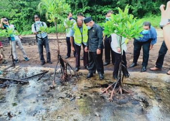 TUAN Ibrahim Tuan Man melawat kawasan Pantai Cermin yang dicemari tumpahan minyak di Port Dickson, hari ini.