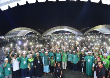 TUAN IBRAHIM Tuan Man dan pimpinan Pas Pahang bergambar bersama hadirin yang hadir pada Himpunan Hijau 3.0 (H20K) di Pantai Sepat di Kuantan, Pahang. - UTUSAN/SHAIKH AHMAD RAZIF